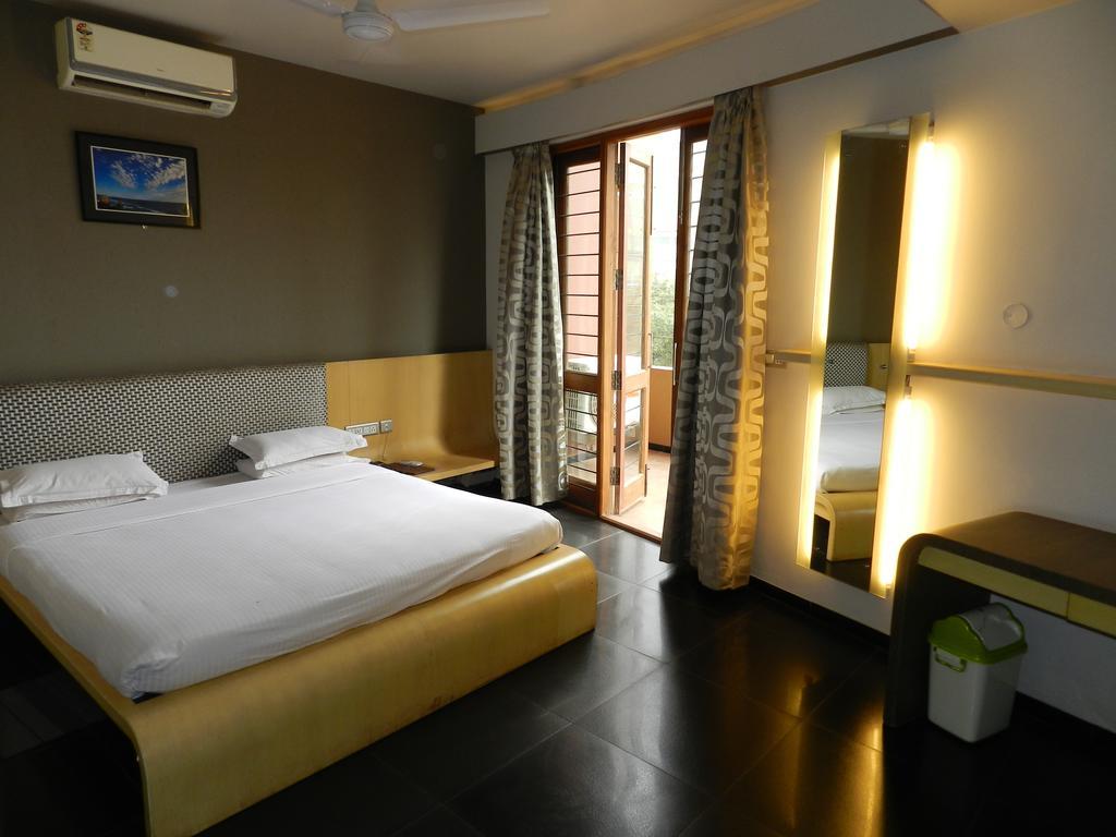 Hotel Rock Regency Toranagallu Room photo